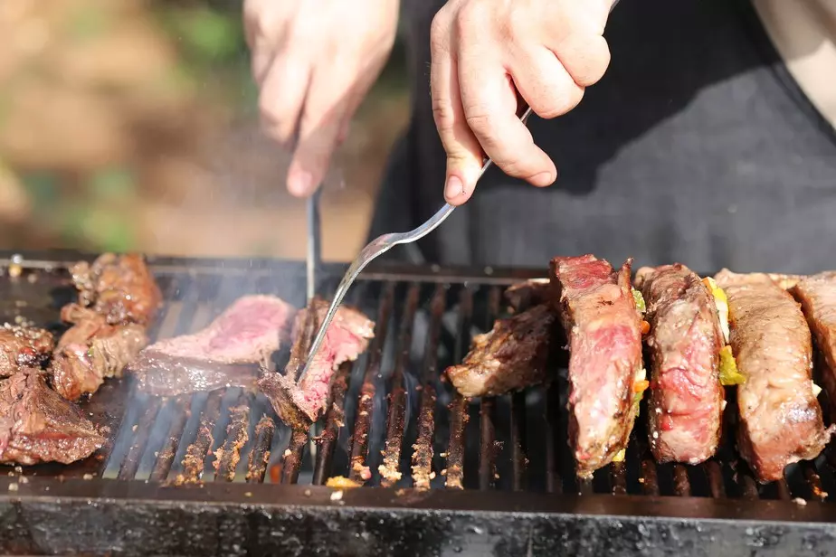 Recusou churrasco e foi esfaqueado por churrasqueiro